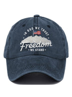 Berretto da baseball stampato "In God We Trust In Freedom We Stand" dal taglio rilassato
