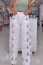 Jeans décontracté femme taille haute brodé sur les côtés avec découpes et bretelles, jambe large