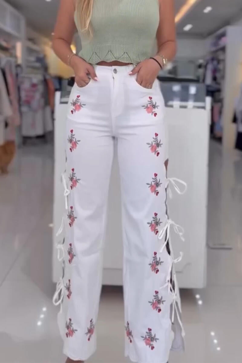 Jeans décontracté femme taille haute brodé sur les côtés avec découpes et bretelles, jambe large