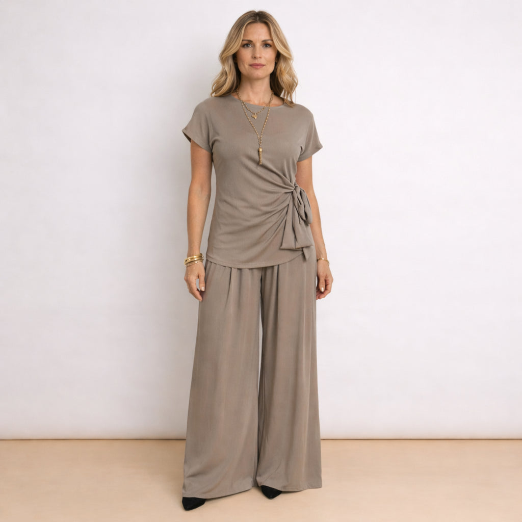 [2026.NOHO] Lea, Completo Con Pantalone Fluido E Maglia Con Fiocco