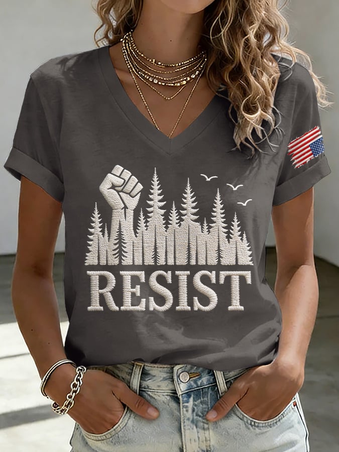 T-Shirt con scollo a V retrò "Resist Save The Forest Service"