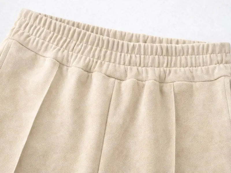 Abito in camoscio — Caratterizzato da una silhouette fluida e moderna.