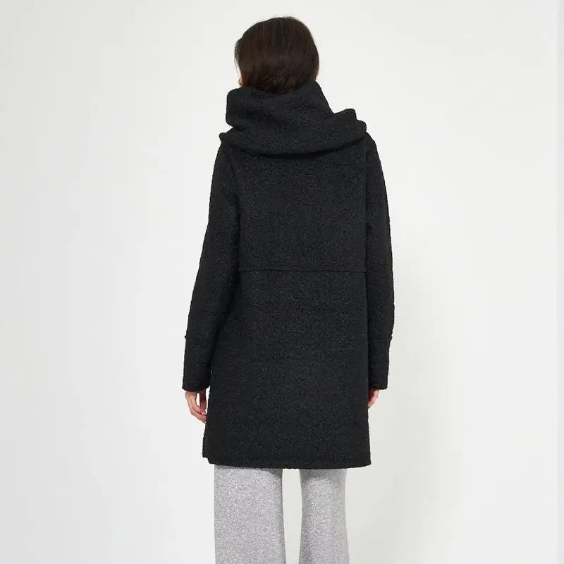 Cappotto con cappuccio e bottoni da donna per l'autunno/inverno, elegante e versatile, adatto a varie occasioni.