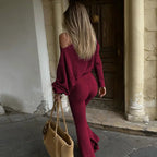 Completo da donna con top asimmetrico a tinta unita e pantaloni a zampa, top casual a maniche lunghe con spalle scese e pantaloni, abbigliamento da donna autunno e inverno per l'uso quotidiano
