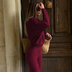 Completo da donna con top asimmetrico a tinta unita e pantaloni a zampa, top casual a maniche lunghe con spalle scese e pantaloni, abbigliamento da donna autunno e inverno per l'uso quotidiano