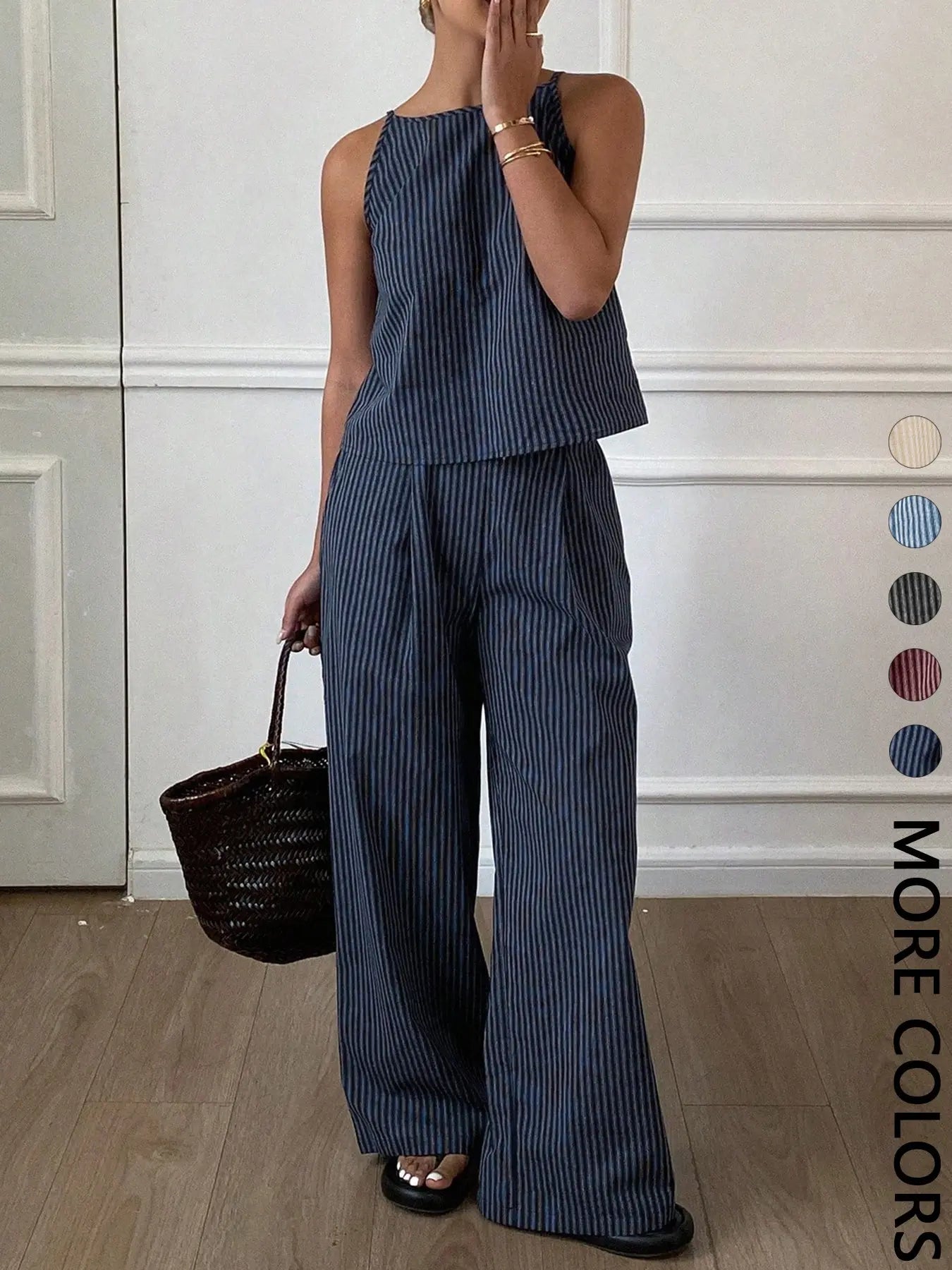 Ensemble décontracté deux pièces d'été pour femme, composé d'un débardeur léger à rayures fines et d'un pantalon long ample, ensemble confortable et élégant.