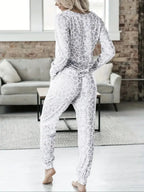 Ensemble de loungewear léopard à col en V pour femme. Cet ensemble deux pièces à la coupe décontractée comprend un haut à manches courtes et un pantalon pour un confort chic et décontracté sans effort.