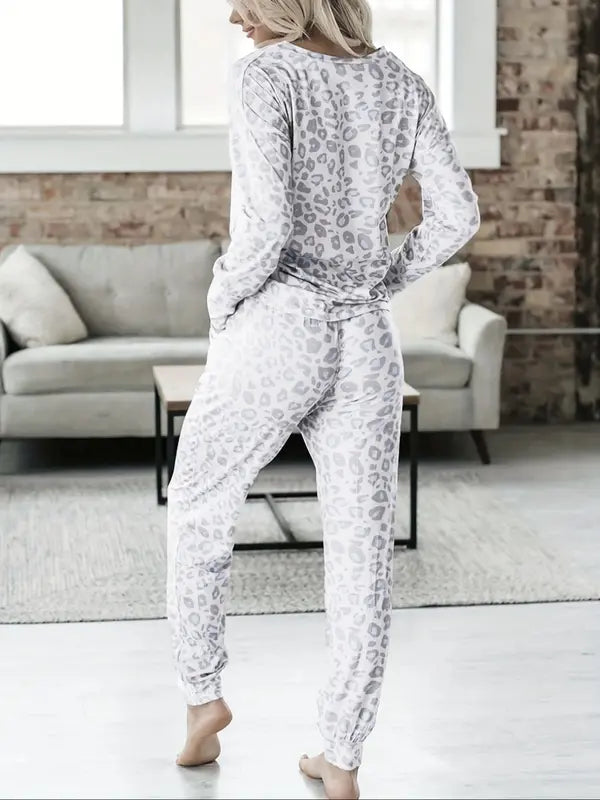 Ensemble de loungewear léopard à col en V pour femme. Cet ensemble deux pièces à la coupe décontractée comprend un haut à manches courtes et un pantalon pour un confort chic et décontracté sans effort.
