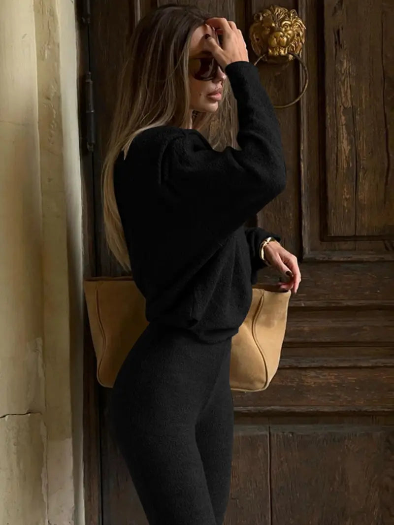 Completo da donna con top asimmetrico a tinta unita e pantaloni a zampa, top casual a maniche lunghe con spalle scese e pantaloni, abbigliamento da donna autunno e inverno per l'uso quotidiano