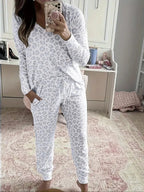 Ensemble de loungewear léopard à col en V pour femme. Cet ensemble deux pièces à la coupe décontractée comprend un haut à manches courtes et un pantalon pour un confort chic et décontracté sans effort.