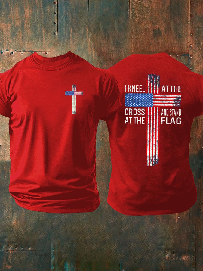 T-shirt da uomo con stampa "I Kneel At The Cross And Stand At The Flag"