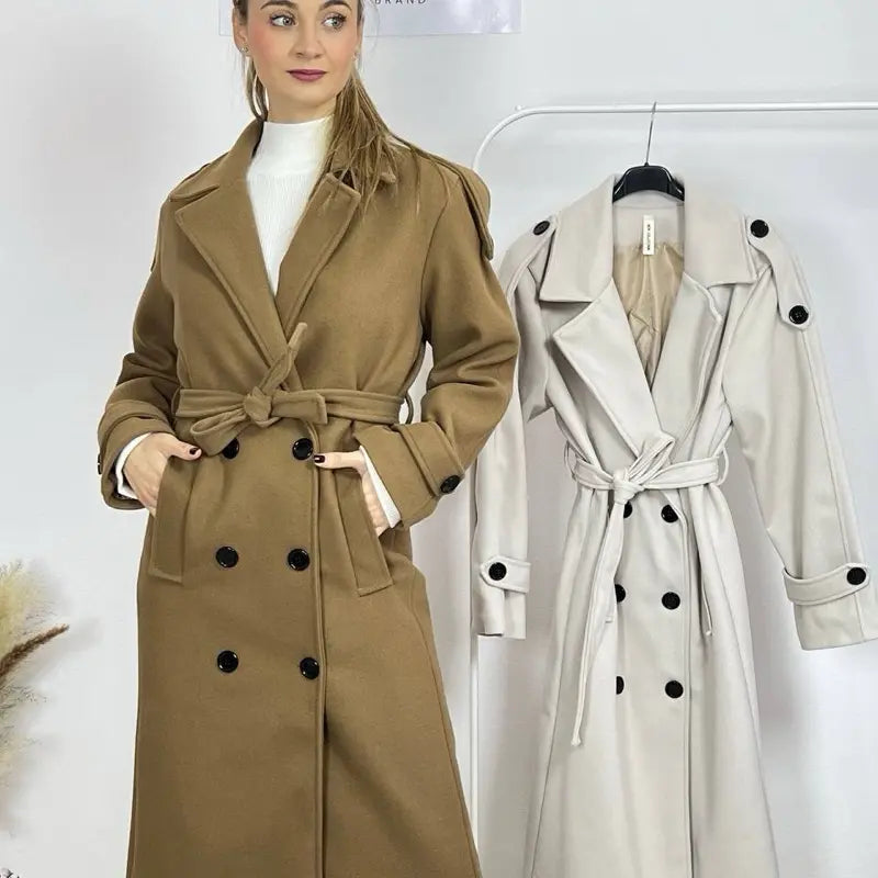 Questo cappotto doppiopetto presenta chiusura a bottoni, cintura integrata e pratiche tasche, rivelando un'eleganza raffinata e una versatilità pratica.