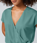 Casual jumpsuit with V-neck, wide legs, pleated, short sleeves, and flowy waffle pattern.