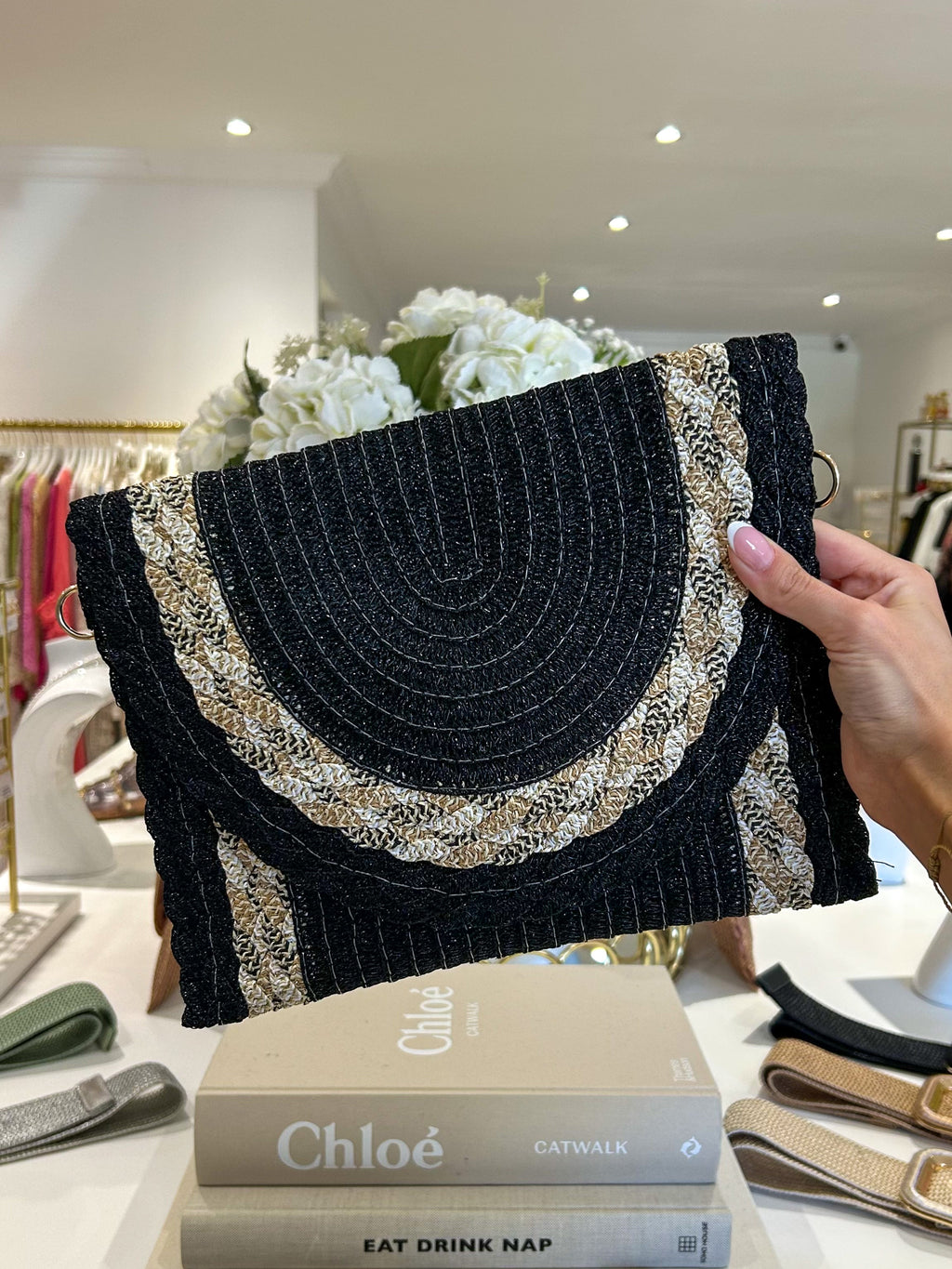 Pochette tressée à paillettes dorées (3 coloris)
