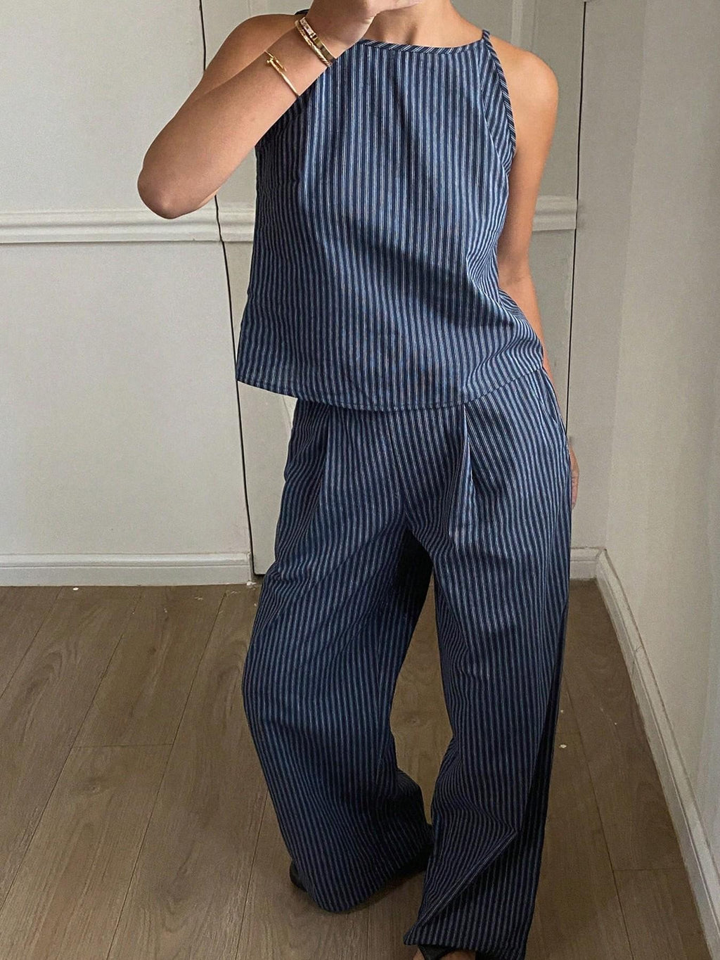Ensemble décontracté deux pièces d'été pour femme, composé d'un débardeur léger à rayures fines et d'un pantalon long ample, ensemble confortable et élégant.