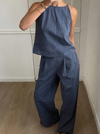 Ensemble décontracté deux pièces d'été pour femme, composé d'un débardeur léger à rayures fines et d'un pantalon long ample, ensemble confortable et élégant.