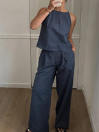 Ensemble décontracté deux pièces d'été pour femme, composé d'un débardeur léger à rayures fines et d'un pantalon long ample, ensemble confortable et élégant.