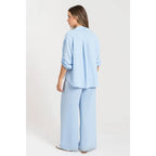 Completo due pezzi: maglia ampia a camicia, pantaloni ampi con elastico in vita.