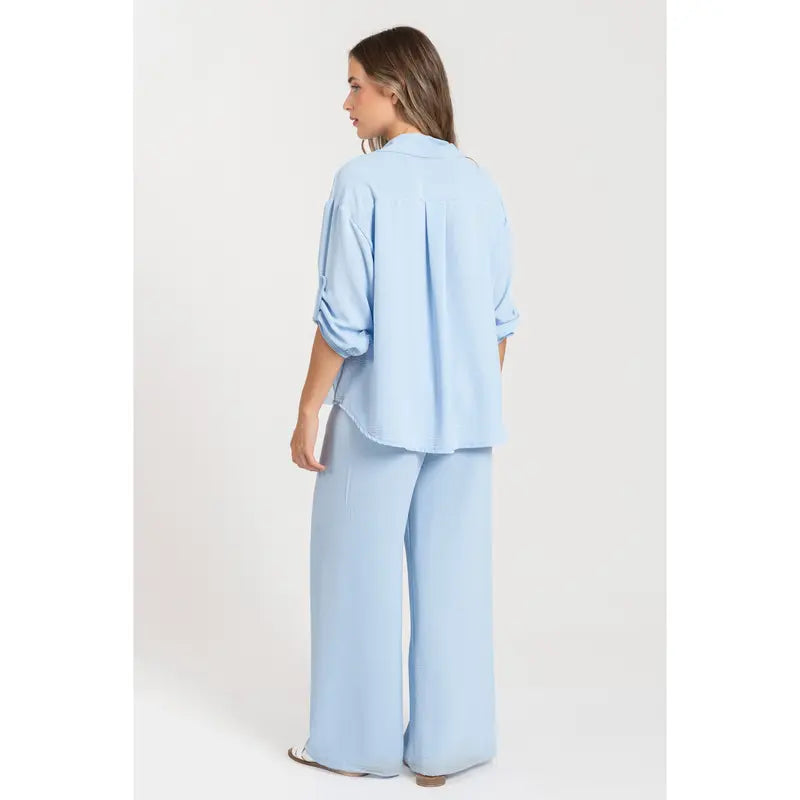 Completo due pezzi: maglia ampia a camicia, pantaloni ampi con elastico in vita.