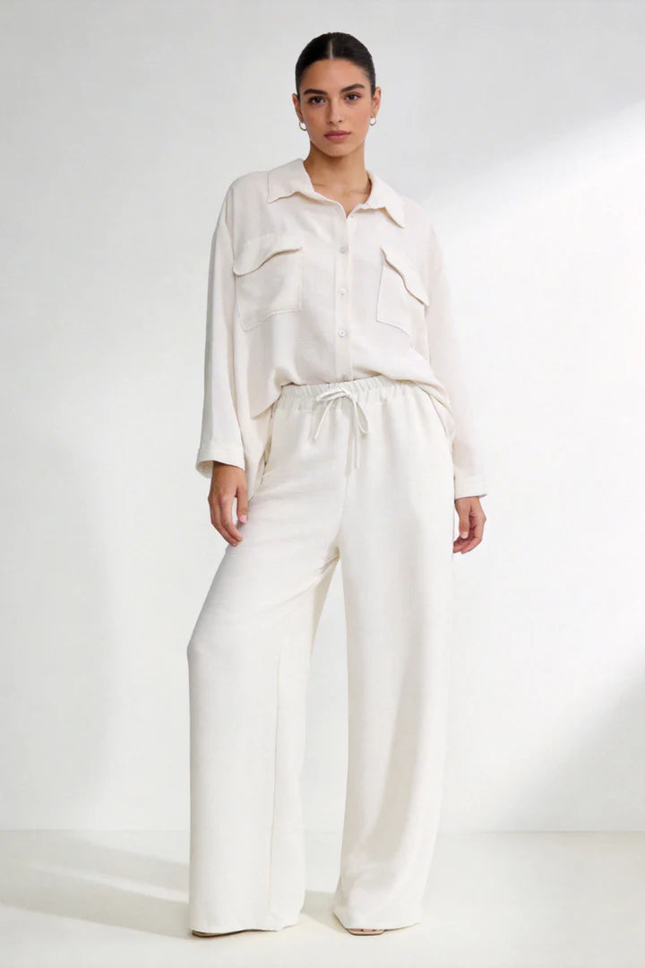 Completo due pezzi: maglia ampia a camicia, pantaloni ampi con elastico in vita.