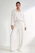 Completo due pezzi: maglia ampia a camicia, pantaloni ampi con elastico in vita.