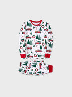 Pyjamas à manches longues assortis pour toute la famille avec imprimé sapins et voitures de Noël, et chaussettes de Noël multicolores