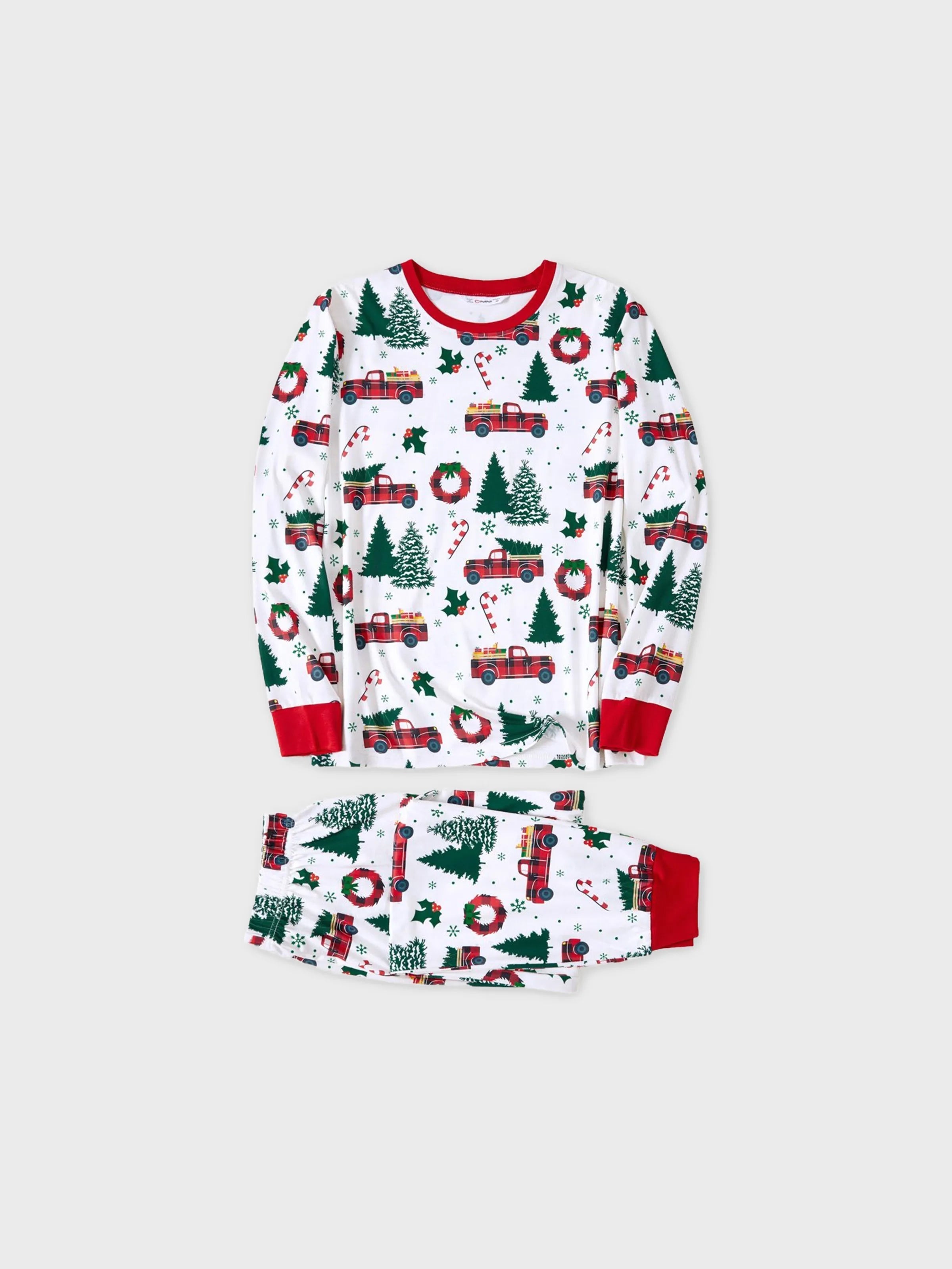 Pyjamas à manches longues assortis pour toute la famille avec imprimé sapins et voitures de Noël, et chaussettes de Noël multicolores