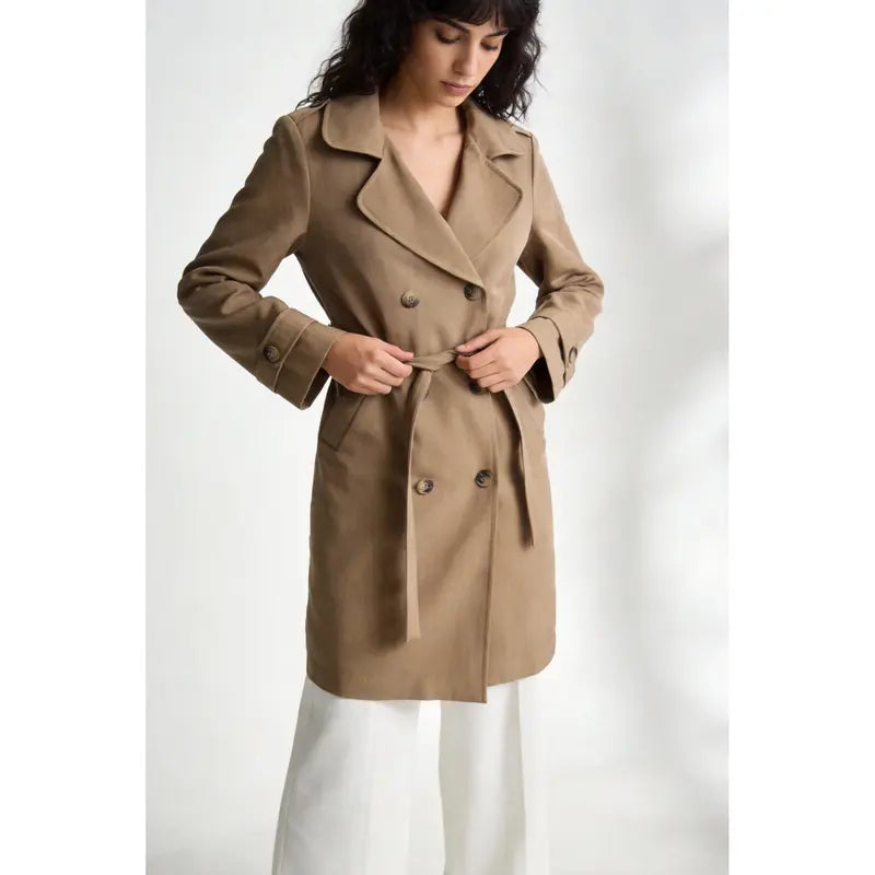 Trench-coat, doublé, à revers, croisé, avec ceinture, poches avant, vêtement féminin confortable, élégant et polyvalent, adapté à toutes les occasions, formelles ou décontractées, particulièrement adapté pour l'automne, l'hiver et le printemps.