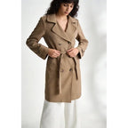Trench-coat, doublé, à revers, croisé, avec ceinture, poches avant, vêtement féminin confortable, élégant et polyvalent, adapté à toutes les occasions, formelles ou décontractées, particulièrement adapté pour l'automne, l'hiver et le printemps.