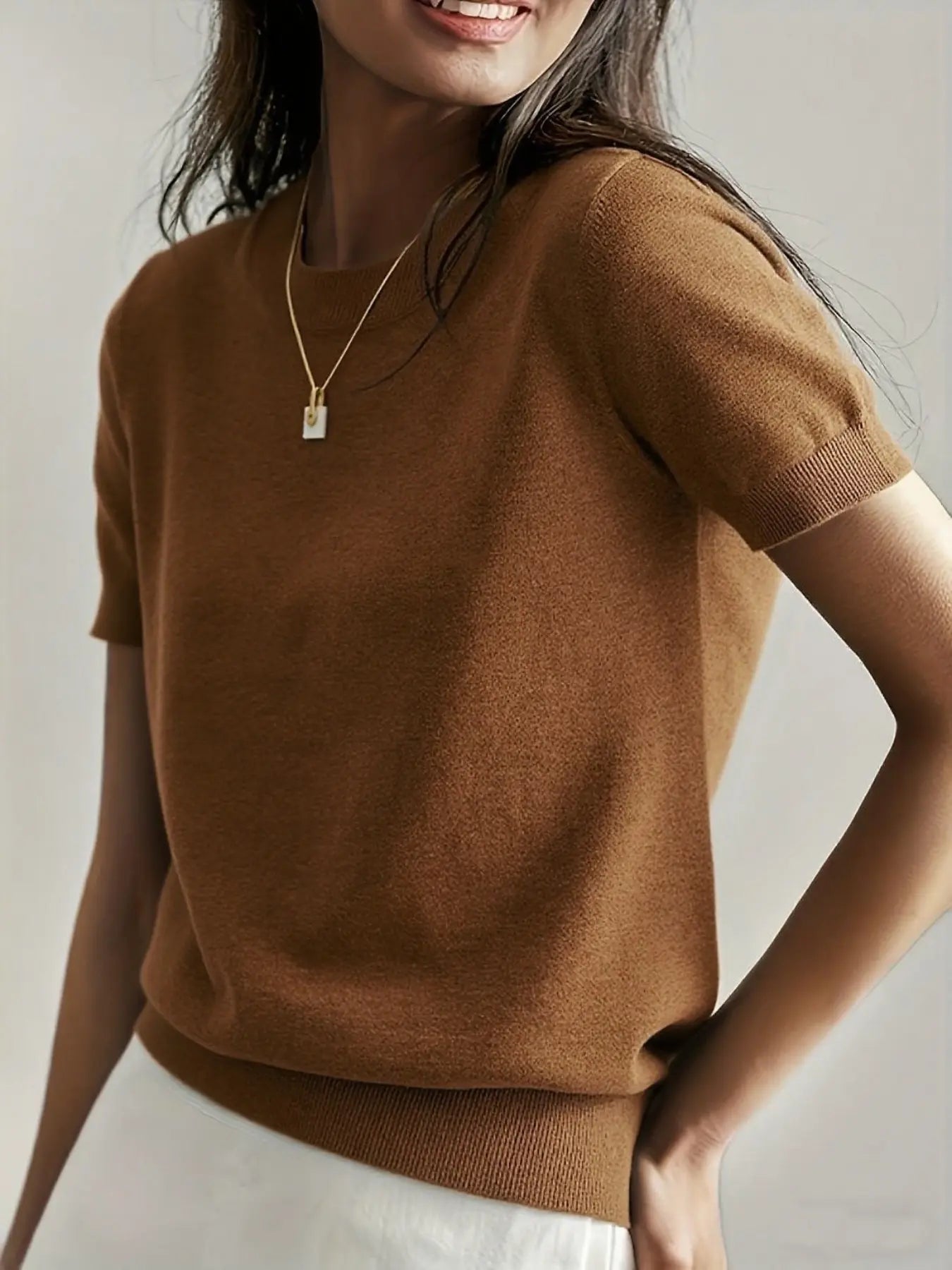 Pull en maille unie à col rond et manches courtes pour femme, tricot basique décontracté pour le printemps et l'automne, vêtements en tricot tendance pour femme pour le quotidien, prêt-à-porter féminin
