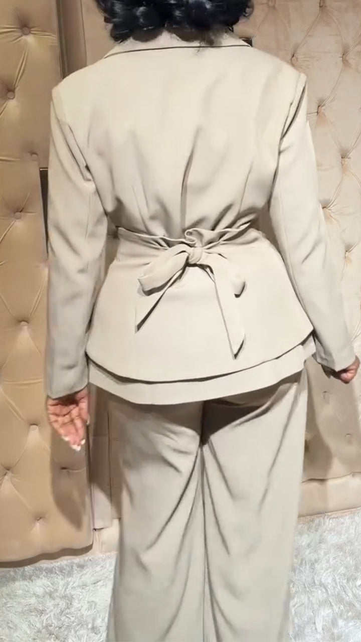 Ensemble trois pièces avec col, cravate et taille cintrée pour femme