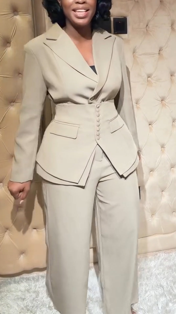 Ensemble trois pièces avec col, cravate et taille cintrée pour femme