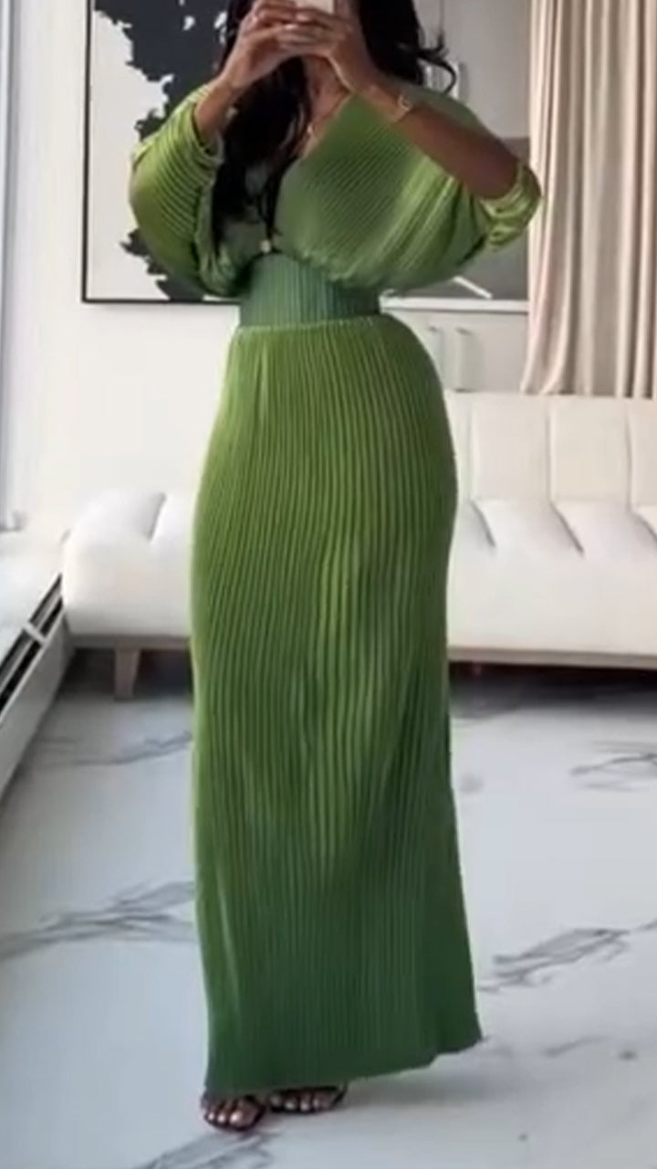 Abito da donna elegante con scollo a V profondo, girovita aderente e spacco