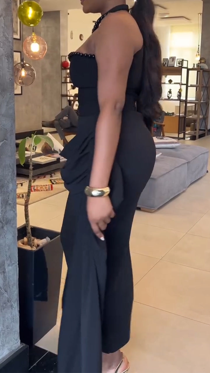 Robe élégante style soirée pour femme, avec perles cousues sur encolure à suspendre et empiècements aux épaules.