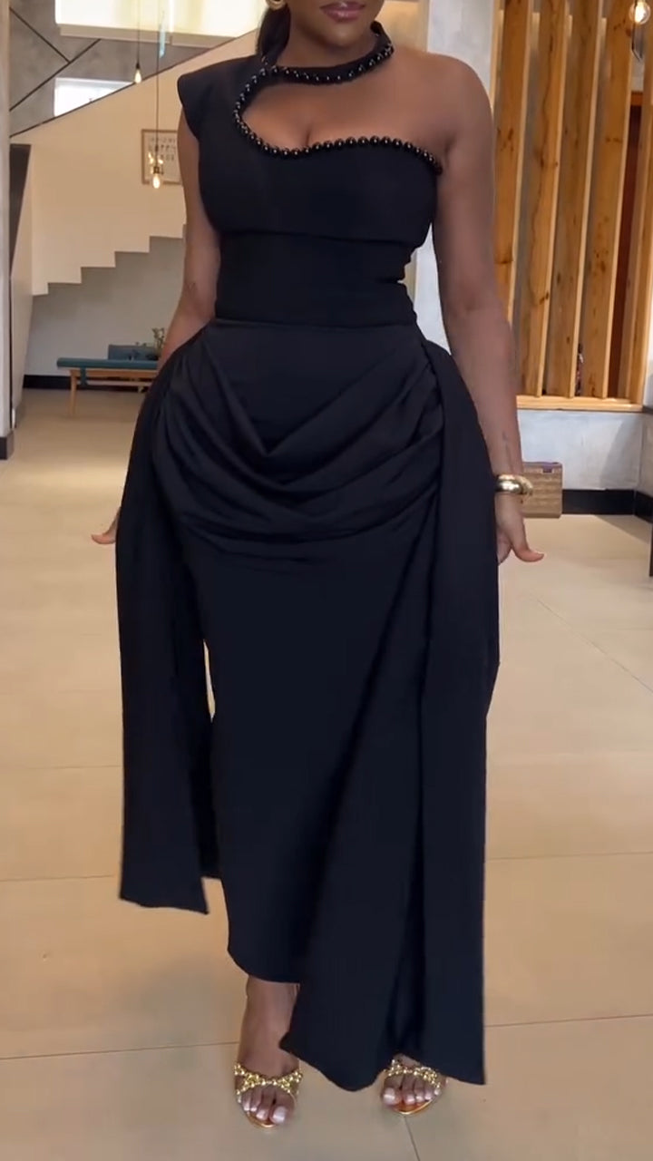 Robe élégante style soirée pour femme, avec perles cousues sur encolure à suspendre et empiècements aux épaules.