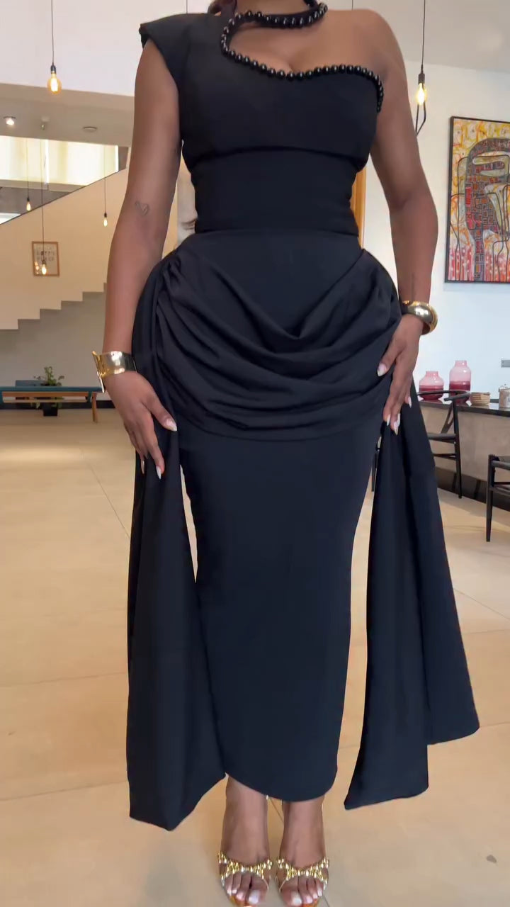 Robe élégante style soirée pour femme, avec perles cousues sur encolure à suspendre et empiècements aux épaules.