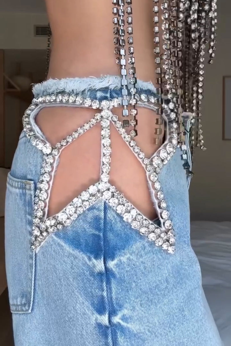 Jean femme tendance avec découpes à la taille et strass