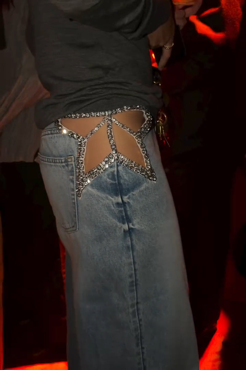 Jean femme tendance avec découpes à la taille et strass