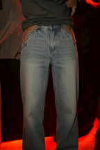 Jean femme tendance avec découpes à la taille et strass