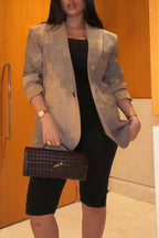 Veste habillée formelle pour femme, coupe cintrée et col teinté, pour un style élégant au quotidien.