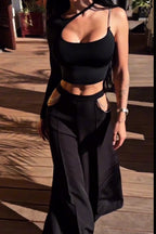Débardeur court femme noir à licou et ras-de-cou, découpes, chaîne en strass, pantalon large