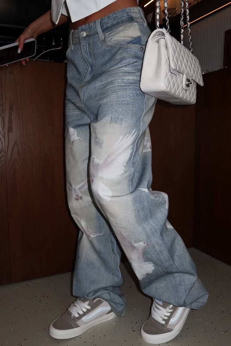 Pantalon large en jean délavé femme avec imprimé colombe et effet usé