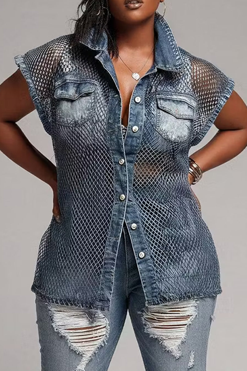 Chemise décontractée en jean délavé sans manches boutonnée à col pour femme avec empiècements en maille