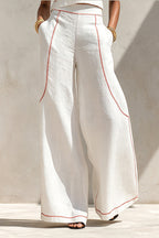 Gilet sans manches rouge en lin, col rond, surpiqûres contrastantes, coupe courte OU Pantalon large en lin, surpiqûres rehaussées, coupe décontractée et longueur normale