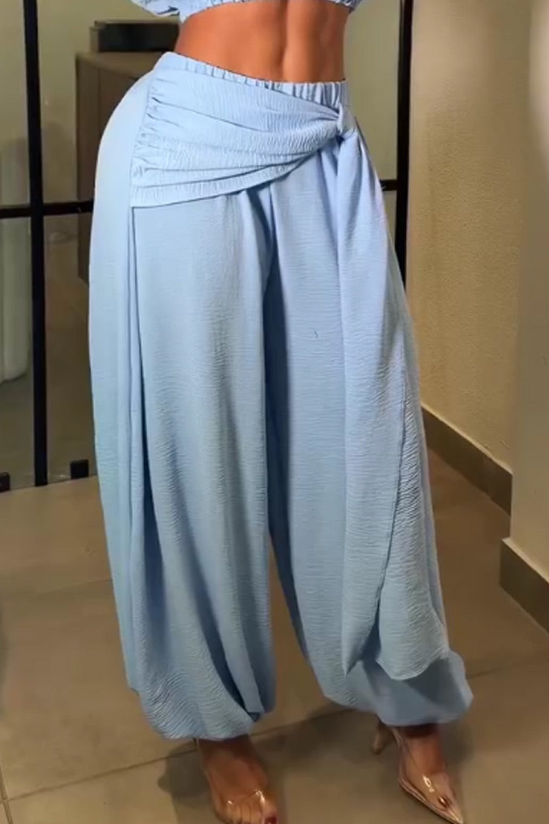 Haut court ruché sans manches en V plongeant bleu clair uni ou Pantalon large texturé à taille haute torsadé sur le devant pour femme