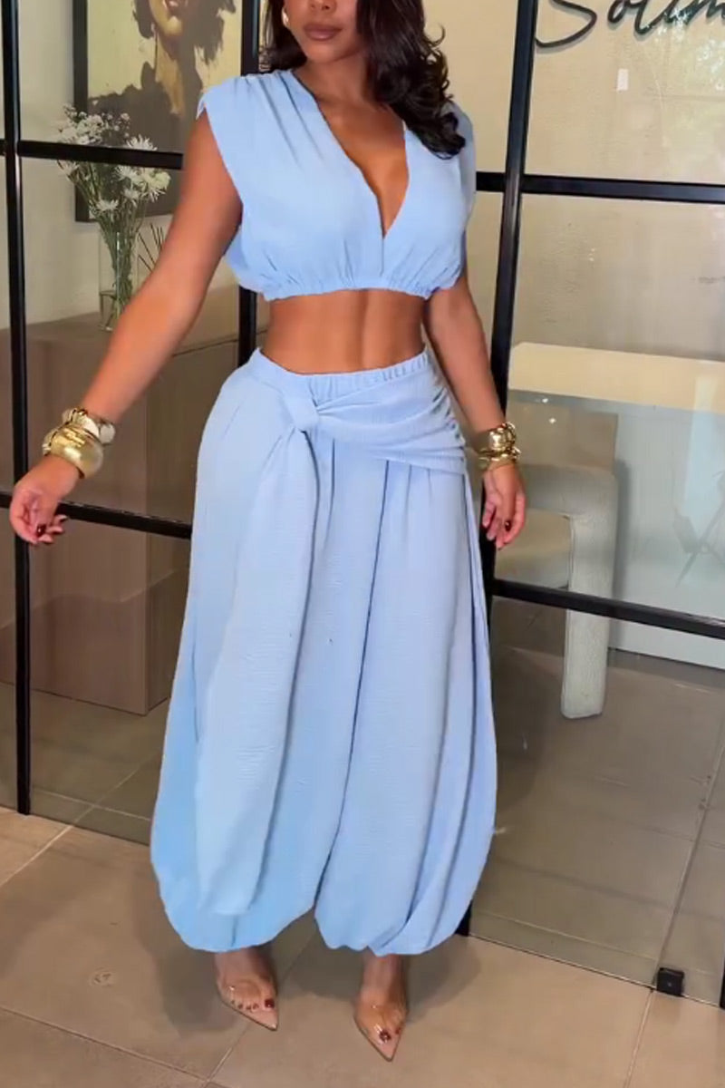 Haut court ruché sans manches en V plongeant bleu clair uni ou Pantalon large texturé à taille haute torsadé sur le devant pour femme