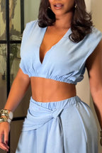 Haut court ruché sans manches en V plongeant bleu clair uni ou Pantalon large texturé à taille haute torsadé sur le devant pour femme