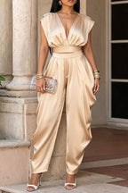 Haut court en satin champagne pour femme avec col en V profond, épaules découpées et taille élastique OU Pantalon ample en satin fluide et taille élastique