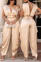 Haut court en satin champagne pour femme avec col en V profond, épaules découpées et taille élastique OU Pantalon ample en satin fluide et taille élastique