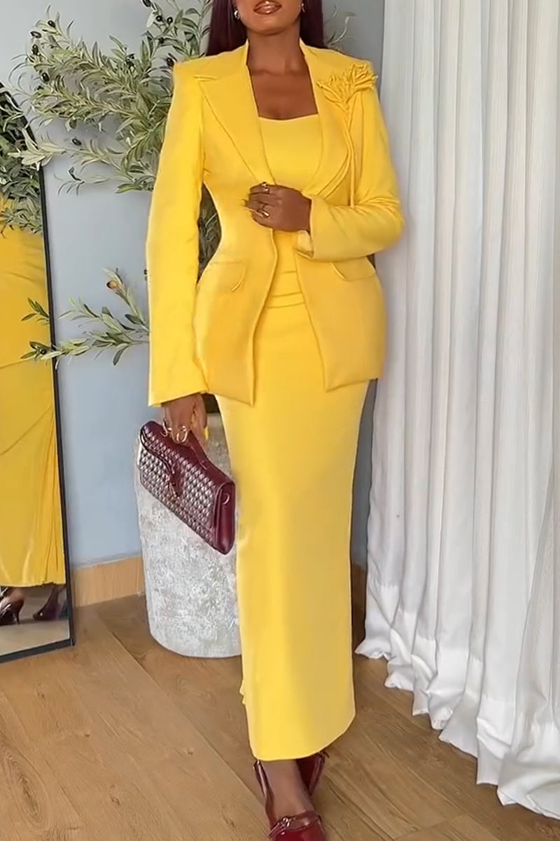 Robe moulante à fines bretelles ou veste à revers pour femme